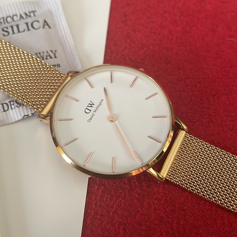 Authentic DW Gold Watch⏱⌚️⭐️ - Picture 8 of 16